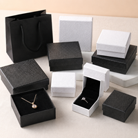 Boîte à bijoux personnalisée avec logo, vente en gros, boîte d'emballage pour bijoux noire et blanche en relief pour bague, boucles d'oreilles, collier, bracelet, cadeau