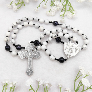 Rosario de una Década Completa con Medalla Milagrosa de Howlite Blanca de 8mm y Piedra Arenisca Azul, con Crucifijo del Perdón - Product Image 6