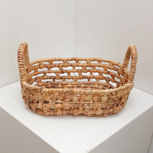 Cesta de ratán Shinta, hecha a mano con jacinto de agua natural, ofrece un encanto bohemio y una versátil solución de almacenamiento para la decoración del hogar. - Product Image 1