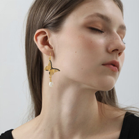 Boucles d'oreilles pendantes délicates en forme de papillon, incrustées de diamants et de perles, bijoux de luxe pour femmes jeunes, boucles d'oreilles en alliage