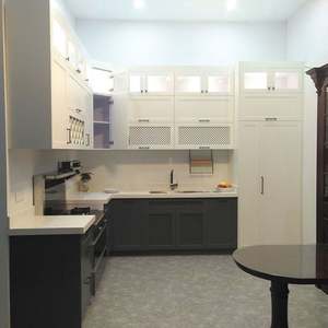 Gabinete de Cocina Interior con Puertas Estilo Shaker en Gris y Blanco Europeo - Product Image 1