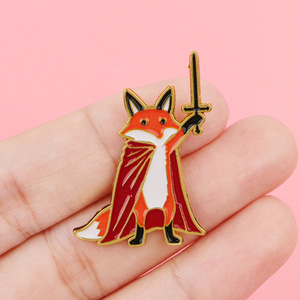Nouveauté : Broche émaillée Chevalier Renard – Mignon Renard Rouge avec Épée, Badge Métallique Fantaisie pour Amateurs d'Animaux Médiévaux et Cadeaux - Product Image 4