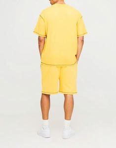 Conjunto de camiseta amarilla extragrande con relieve y costuras en contraste y pantalones cortos de algodón con entrepierna caída para hombre - Product Image 2