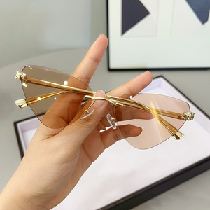 แว่นกันแดดราคาถูกจากโรงงาน ดีไซน์โดดเด่นทันสมัย แว่นกันแดดลำลองน้ำหนักเบาอเนกประสงค์ - Product Image 3