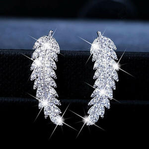 Boucles d'oreilles pendantes en or rose E125 avec plumes, serties de cristaux et strass, pour femme, romantiques, à porter au quotidien - Product Image 3