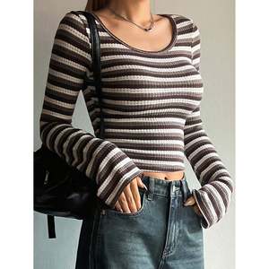 เสื้อสเวตเตอร์คอวีลายทางแบบวาฟเฟิลสีกาแฟสำหรับผู้หญิง - Product Image 3