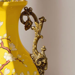 Jarrón de Cerámica con Asa de Latón Regal, Jarrón Decorativo de Porcelana con Diseño Floral Amarillo, Recipiente Floral para Penthouse de Lujo - Product Image 5