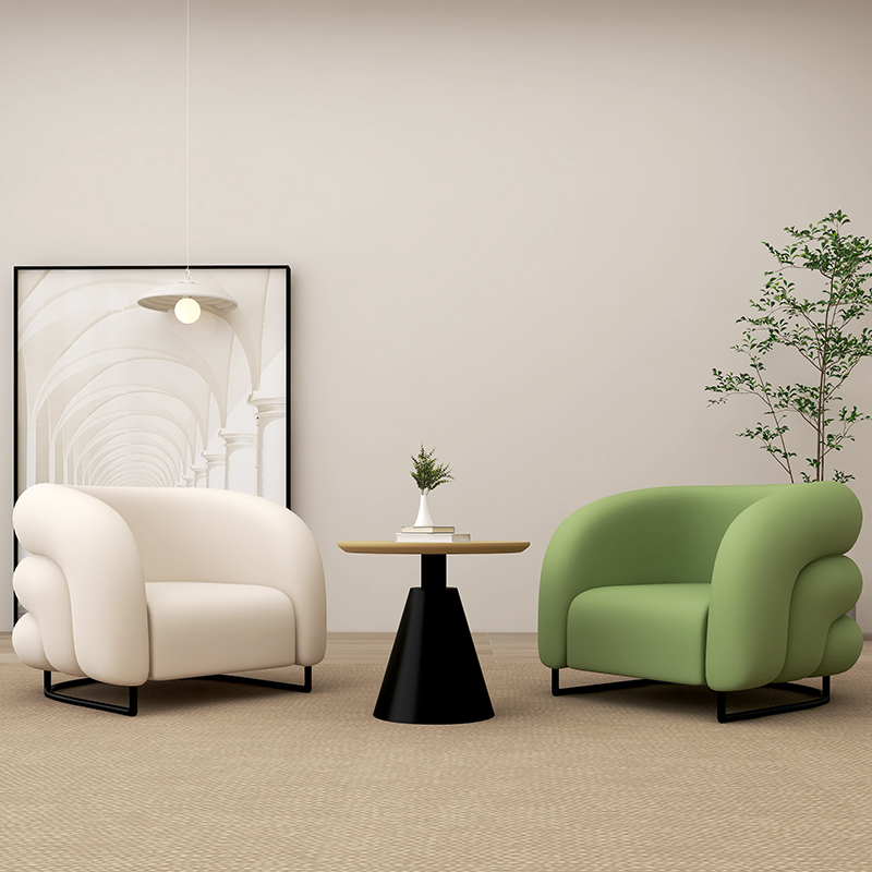 Une table et deux chaises (blanches et vertes)