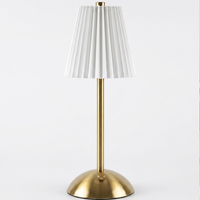 Lampe de table LED sans fil rechargeable de luxe classique avec base dorée et abat-jour plissé pour mariages et locations événementielles