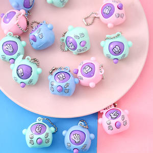 Venta al por mayor colores aleatorios plástico Fidget juguetes 3,8 cm Mini Lindo juego <span class=keywords><strong>piedra</strong></span> papel tijeras con llavero colgante juguetes para niños - Product Image 2