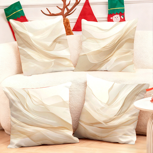 หมอนอิงลายคลื่นสีเบจสุดหรูหราประดับตกแต่งโซฟาแสนสบาย พร้อมถุงเท้าคริสต์มาสสุดหรูและเขากวางเรนเดียร์ในฉากหลัง - Product Image 1
