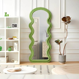 Miroir sur pied moderne en velours ondulé coloré avec cadre contemporain pour salon de beauté et bar à ongles au design moderne - Product Image 4
