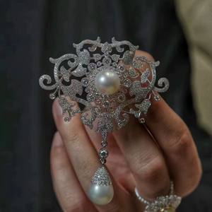 Nouvelle broche rétro pour femme, style palais, avec pompon, perle d'eau douce et zircon, fleur de poitrine, anti-éblouissement, accessoire de costume pour fiançailles - Product Image 3