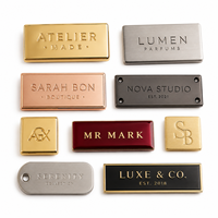 Plaque métallique émaillée personnalisée avec logo en résine époxy pour sacs à main, chaussures, vêtements, parfums – Échantillon rapide, qualité supérieure, livraison directe