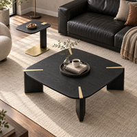 Ensemble de tables basses Gilded Corner Shoe avec plateau carré noir et pieds à lames pour petit salon et appartement de démarrage