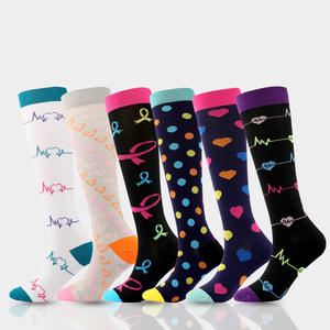 Chaussettes de compression pour femmes, chaussettes de course élastiques à pois, motif cœur et nœud, nylon 80%, pour jeunes de 18 à 40 ans - Product Image 1