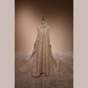 Robe de mariée 2025 en satin blanc ivoire de la collection Court Pope, brodée à la main, dos nu, bretelles, dentelle royale tridimensionnelle, pour mère de la mariée - Product Image 2