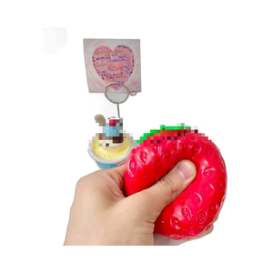 Nuevo Pelota Antiestrés de Fresa, Juguete para Aliviar el Estrés, Fresa - Product Image 4