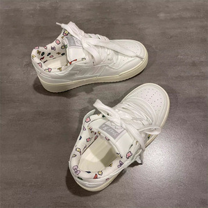 Baskets de <span class=keywords><strong>skateboard</strong></span> blanches pour femme, à lacets, à semelle épaisse, respirantes, rehaussantes, style Doodle mignon, collection Printemps 2025, polyvalentes, Instagram - Product Image 2