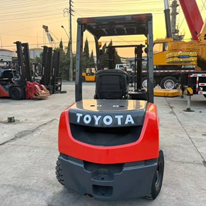 Montacargas Diésel de 3 Toneladas, Modelo 30 SAS, Asiento Rojo, Tipo Industrial, con Mástil de Dos Etapas y Neumáticos para Uso en Exteriores - Product Image 6