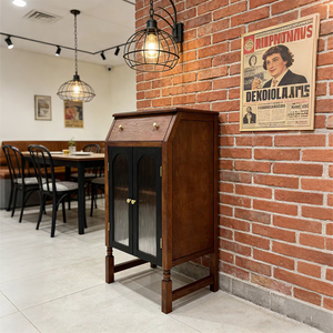 Credenza Nordica per Sala da Pranzo in Legno di Quercia Massiccio, Mobile Porta Vini con Ante in Vetro Scanalato Decorativo, Arredamento di Lusso - Product Image 1