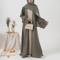 Ensemble Abaya Modeste Personnalisé Vert Sauge et Olive à Col Ouvert pour Femmes Musulmanes, en Crêpe Froissé Premium à Bords Bruts, pour Usage Quotidien, avec Logo Personnalisé Brodé