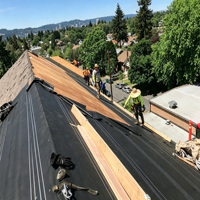 Sous-couche de toiture hybride offrant une résistance au glissement à haute adhérence pour améliorer la sécurité des installateurs sur les toits mouillés ou inclinés.