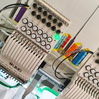 Machine à broder industrielle informatisée à 12 aiguilles, 3 têtes, pour broderie plate sur t-shirts et casquettes
