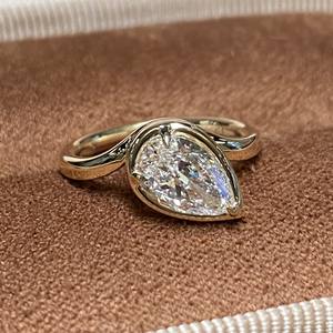 プロ仕様のカスタマイズされたIGI認定CVDラボグロウンダイヤモンド婚約指輪 1カラット VVS 14K/18K純金ペアカット クラシック女性用 - Product Image 1