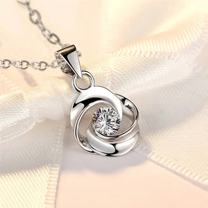 Collier pendentif trèfle rotatif pour femme, collier minimaliste avec breloque cœur, bijoux tendance, cadeau pour usage quotidien - Product Image 2