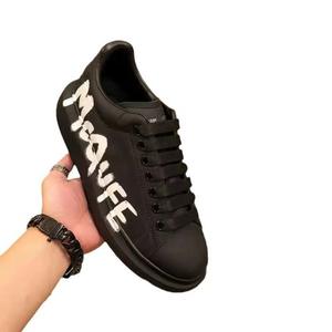 รองเท้าผ้าใบสีดำขาว <span class=keywords><strong>ราคา</strong></span>โรงงาน รุ่นคู่รัก ปี 2025 ใหม่ เพิ่มความสูง ใส่ได้หลายโอกาส รองเท้ากีฬาลำลอง - Product Image 1