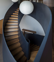 VIKO Intérieur de haute qualité Vente à chaud Intérieur de style noir Pédale en bois Escalier incurvé Escalier en colimaçon