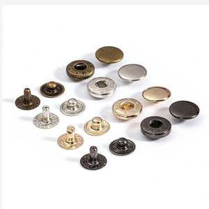Machine à boutons-pression tout-en-un : fixation et perforation automatiques des capuchons - Product Image 5