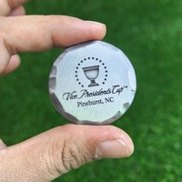 Nouveau design 2026 – Marqueur de balle de golf 40 mm carré en alliage de zinc, fait main, écologique, durable, avec bord martelé et logo gravé