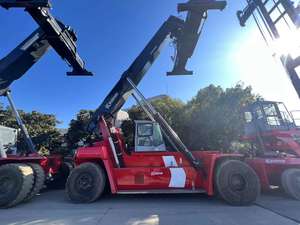 Venta Especial: Apilador Retráctil Usado de Segunda Mano, Maquinaria para Movimiento de Tierras KALMAR 45t - Product Image 2