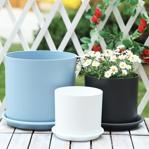 Pot de fleurs en résine simple à côtés droits avec plateau pour une utilisation intérieure et extérieure, disponible en blanc pur, bleu ciel, gris et noir. - Product Image 1