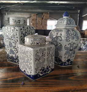 Vaso in Porcellana con Motivi Floreali, Vaso Zenzero in Stile Dinastia, Vasi Zenzero in Ceramica Artigianale - Product Image 1