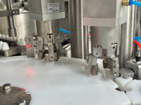 Machines de remplissage, scellage et bouchage automatiques de flacons de gouttes oculaires stériles miniatures en plastique, haute précision, GMP