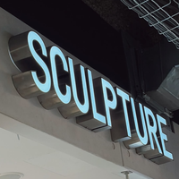 Enseigne personnalisée en acrylique rétroéclairée par LED 3D en acier inoxydable imperméable pour les devantures de magasins en extérieur avec télécommande