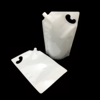 Pochette à bec biseauté pour emballage de liquide à boire debout blanche transparente en plastique personnalisée pochette à bec verseur pour boisson jus de fruits lait café