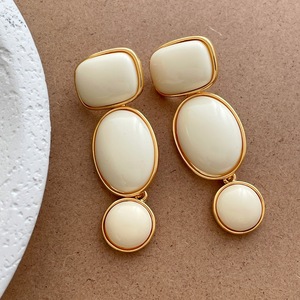 Brincos Longos de Resina Branca Creme Estilo Retrô Francês para Mulheres - Product Image 5