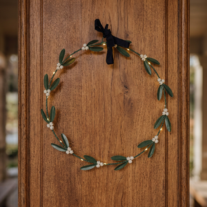 Corona redonda rústica hecha a mano con hojas verdes y bayas blancas, flores decorativas, adorno navideño para colgar en la pared, pieza única - Product Image 2
