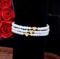 Bracelet tendance en perles blanches véritables avec breloque en forme de cœur plaqué or élastique