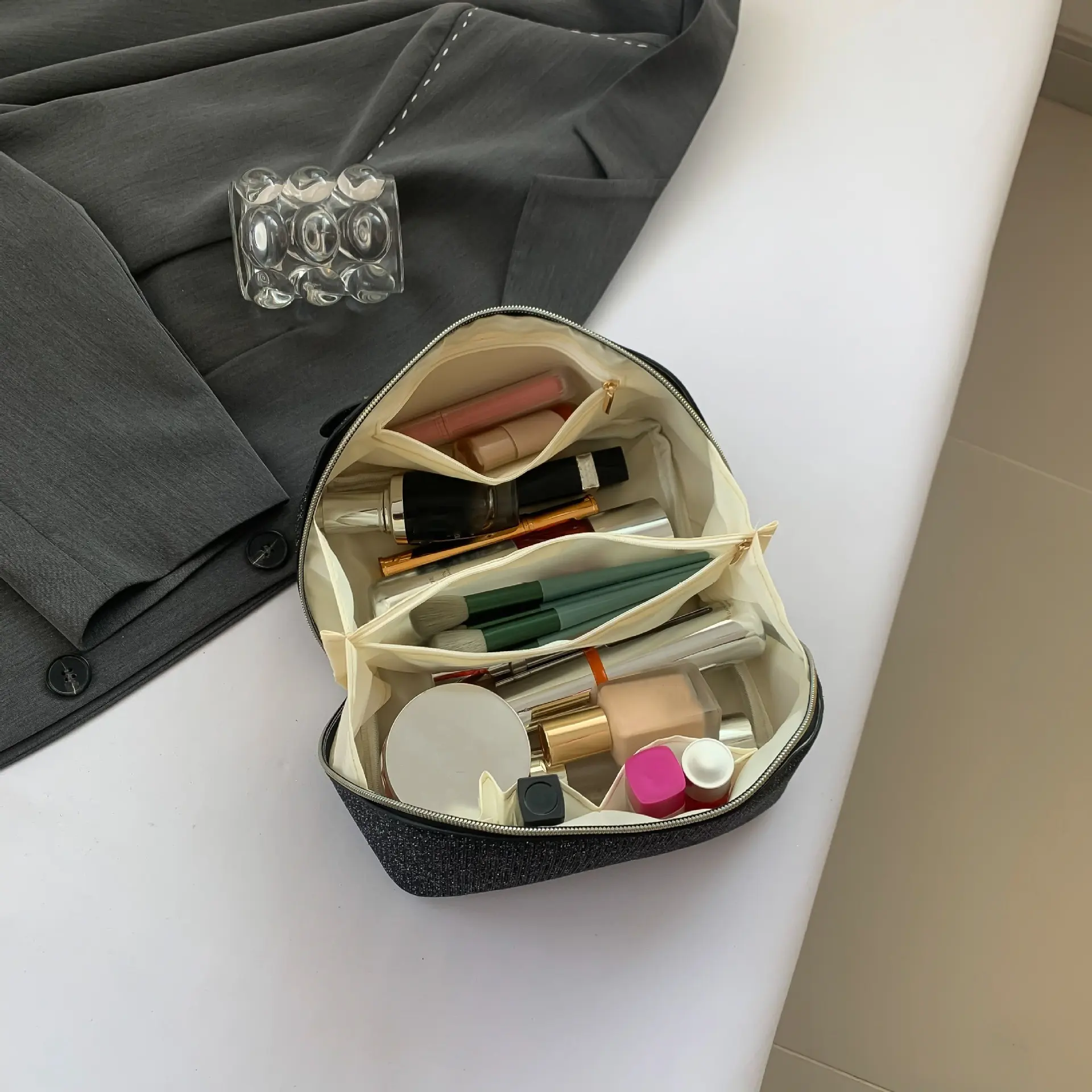 महिलाओं के लिए हॉट सेल पोर्टेबल स्टोरेज बड़ा पुन: प्रयोज्य चमकदार टिकाऊ जिपर वाटरप्रूफ मेकअप टॉयलेटरी हैंगिंग कॉस्मेटिक बैग