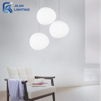 Lampe suspendue LED en verre givré avec structure en fer mince et élégante pour l'éclairage intérieur des cours et villas