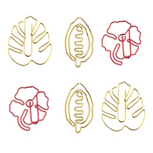 Pinces créatives en or et rouge avec motifs Monstera et Shamrocks, formes et couleurs personnalisables - Product Image 3