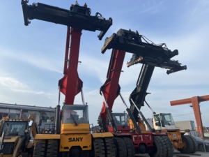 Apilador de Contenedores Usado de Marca China SRSC45C30, Máquina Elevadora de Contenedores de Puerto de 45 Toneladas con Motor Volvo - Product Image 3