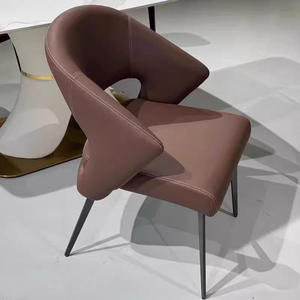 Chaise de salle à manger incurvée minimaliste italienne moderne - Chaise en cuir rembourrée de luxe, portable pour la maison, la villa et l'usage commercial - Product Image 2