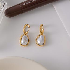 ต่างหูระย้าชุบทอง18K ตัวเรือนมุกแบบไม่สม่ำเสมอสวมใส่ได้ทุกวัน - Product Image 4