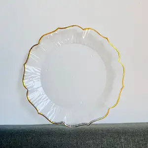 Assiettes à dîner transparentes pour décoration de mariage de 13 pouces vaisselle de restaurant assiettes de chargeur en forme de verre à bordure noire dorée